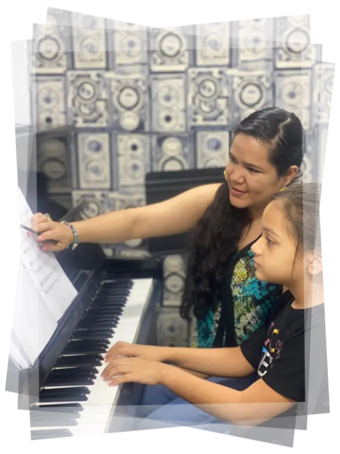 Kyara Minaya (piano y canto) Maestro de piano
