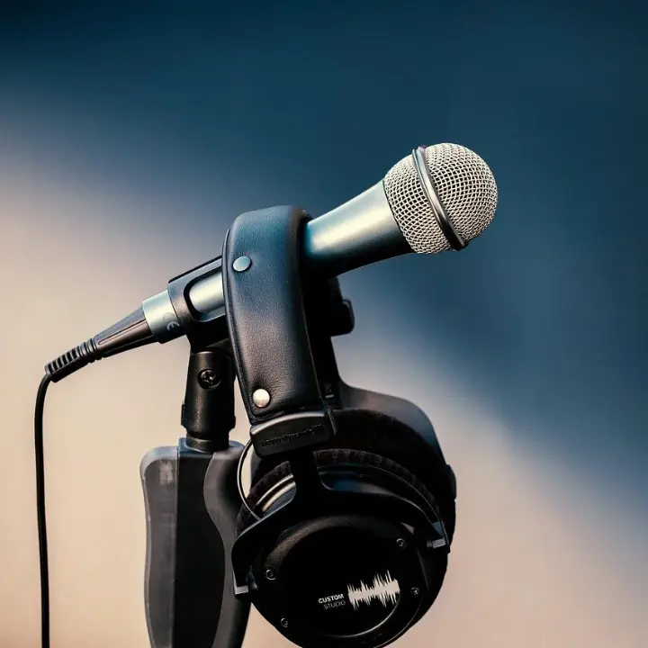 micrófono con auriculares encima